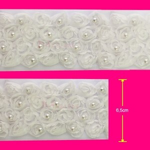 Passamanaria flor 4 fileiras com pérolas branca por metro